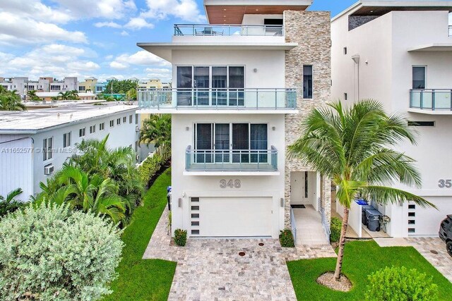 view of front facade featuring a balcony and a garage