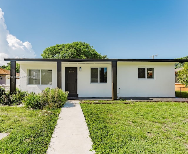 ranch-style home with a front yard