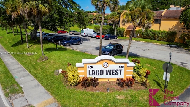 community / neighborhood sign featuring a lawn