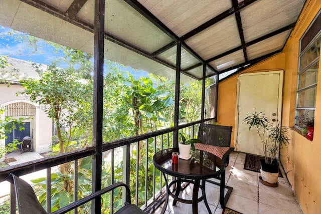 sunroom with lofted ceiling