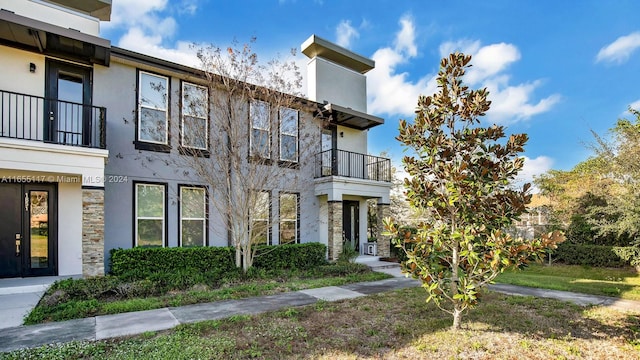 view of front of home featuring a balcony