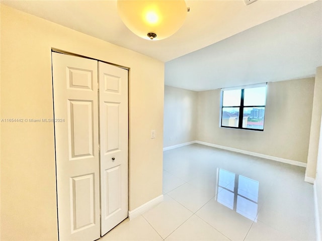 empty room featuring light tile patterned floors