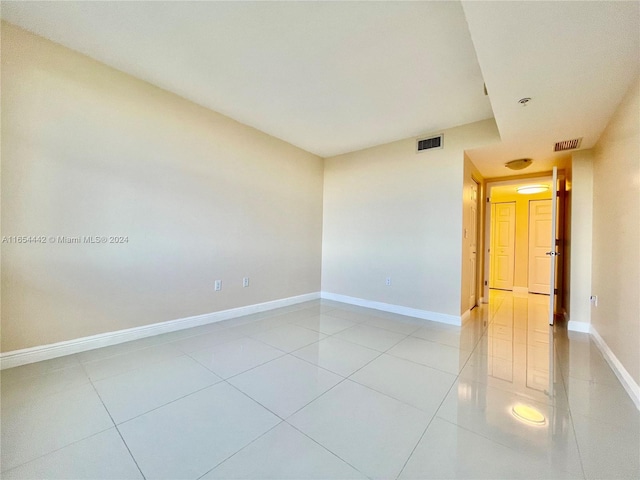 empty room featuring light tile patterned floors