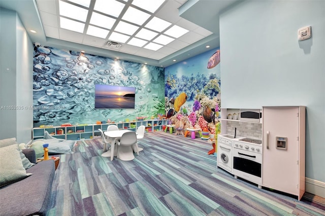 rec room with wallpapered walls, visible vents, and carpet