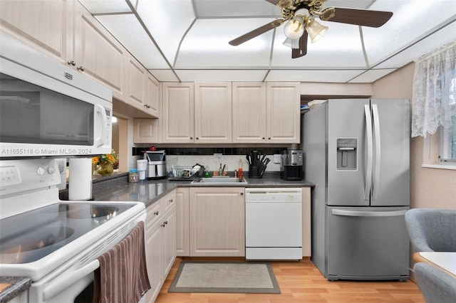 kitchen with sink, white appliances, light hardwood / wood-style floors, and ceiling fan