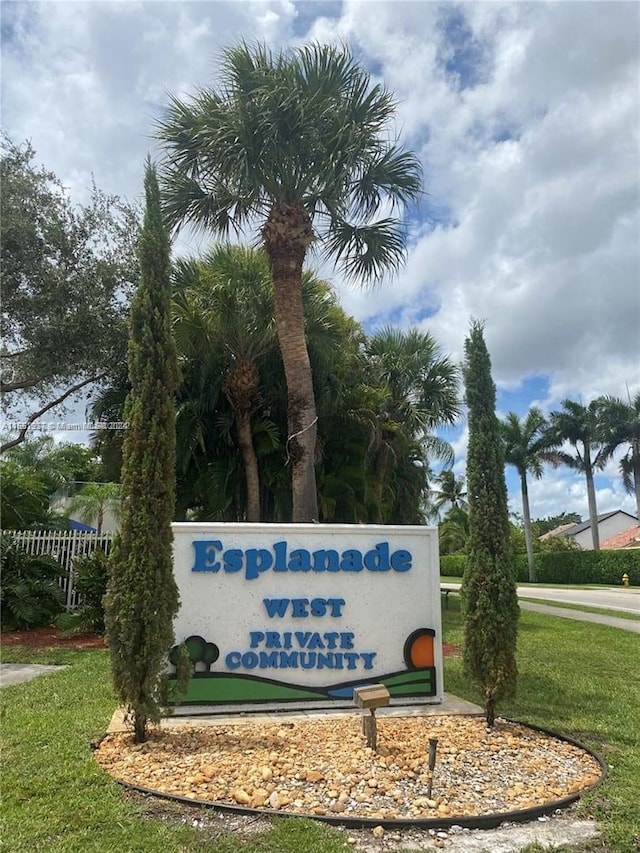 community / neighborhood sign featuring a yard