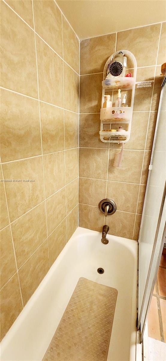 bathroom featuring tiled shower / bath