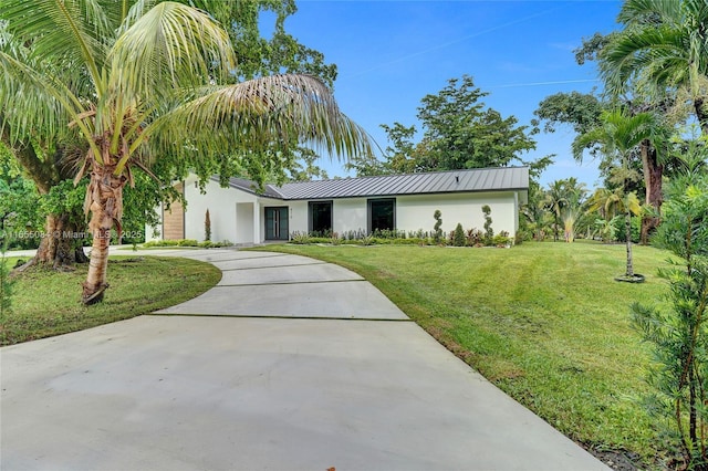 view of front of home featuring a front yard