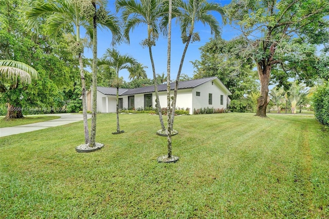 view of front of property with a front yard