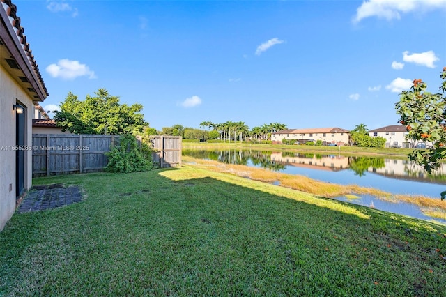 view of yard featuring a water view