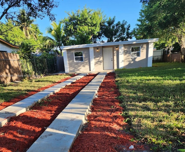 ranch-style house featuring a front lawn