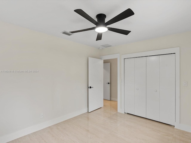 unfurnished bedroom with ceiling fan and a closet