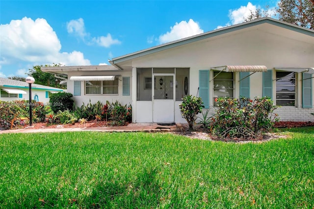 ranch-style house featuring a front yard