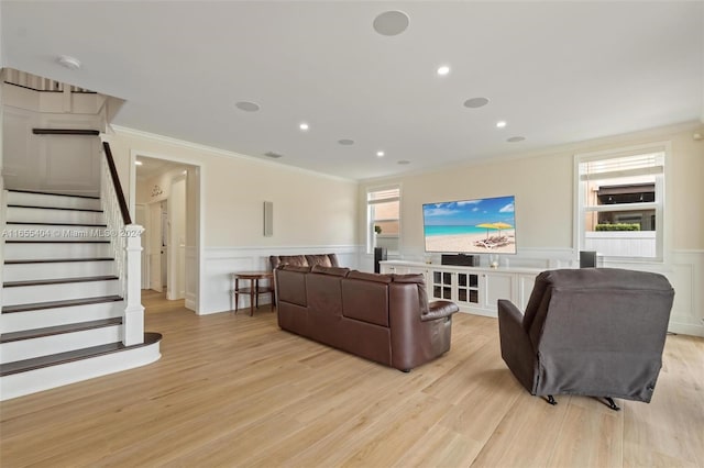 living room featuring light wood-type flooring and crown molding