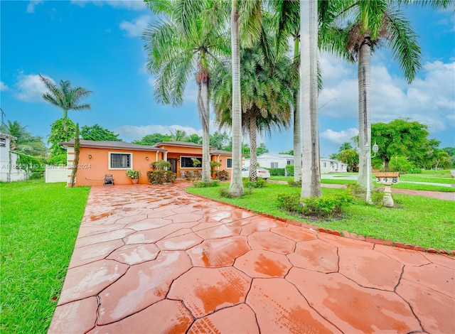 view of front of property featuring a front yard