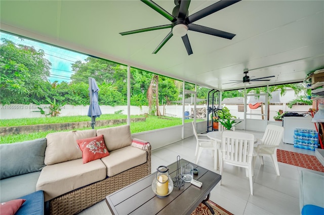 sunroom with ceiling fan