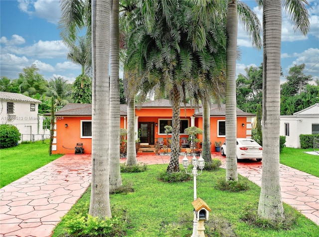 view of front of property with a front yard