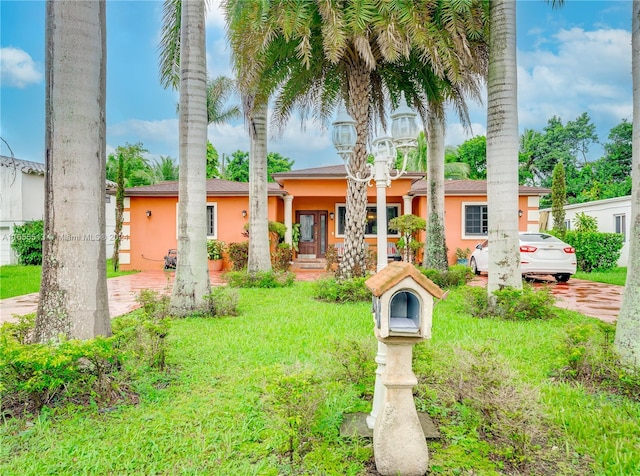 view of front of property with a front yard