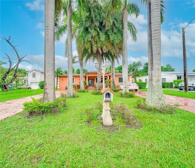 view of front of home featuring a front lawn