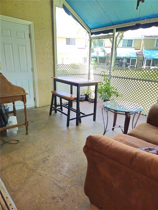 sunroom with vaulted ceiling