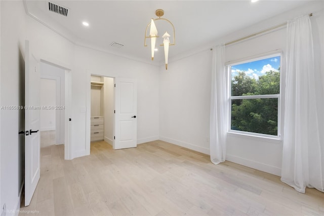 unfurnished bedroom with a spacious closet, visible vents, baseboards, recessed lighting, and light wood-style floors