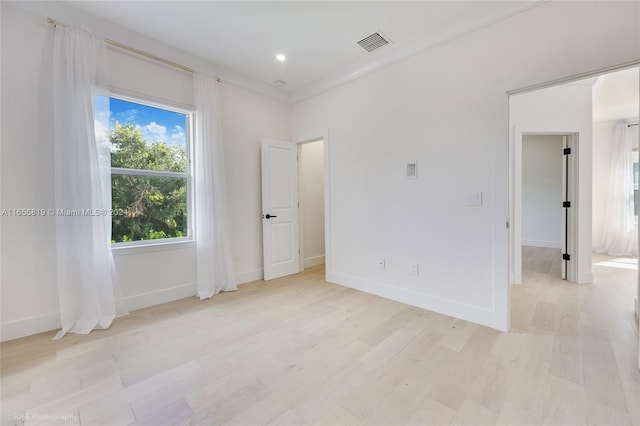 empty room with light wood-style flooring, recessed lighting, baseboards, and visible vents