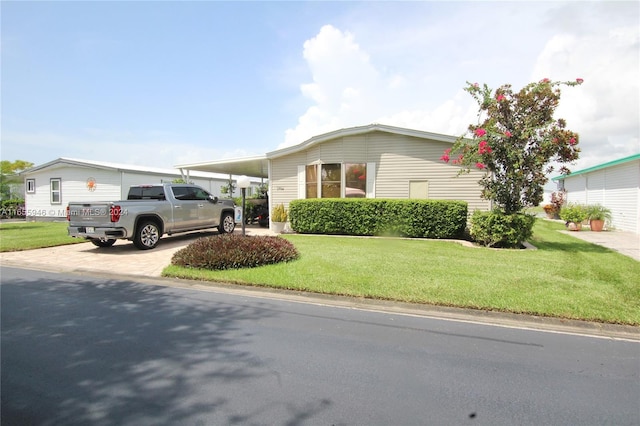 manufactured / mobile home featuring a front lawn