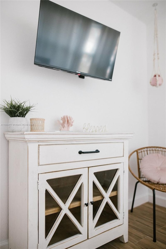 details featuring hardwood / wood-style floors