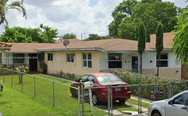 view of front of home featuring a front lawn