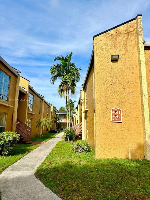 view of property's community featuring a lawn