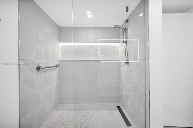 bathroom featuring tiled shower