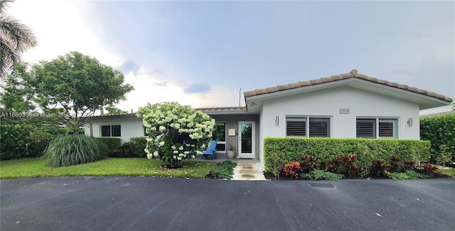 view of front of house with a front yard