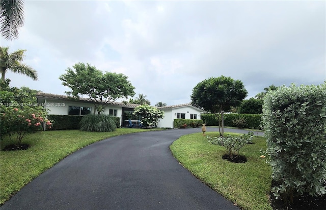 view of front of home featuring a front lawn