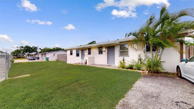 single story home with a front lawn