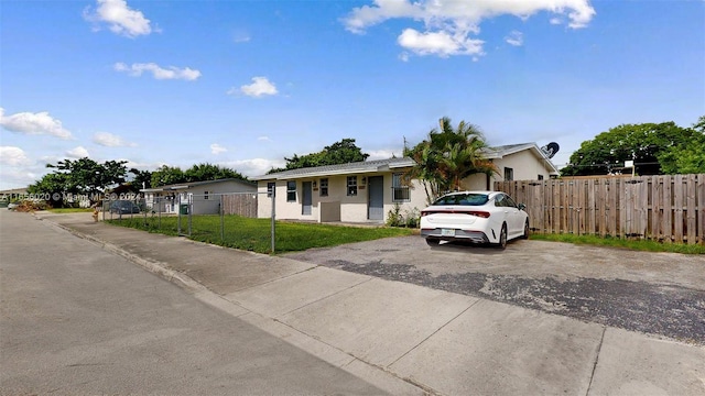 view of front facade with a front yard