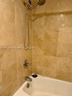 bathroom featuring tiled shower / bath combo