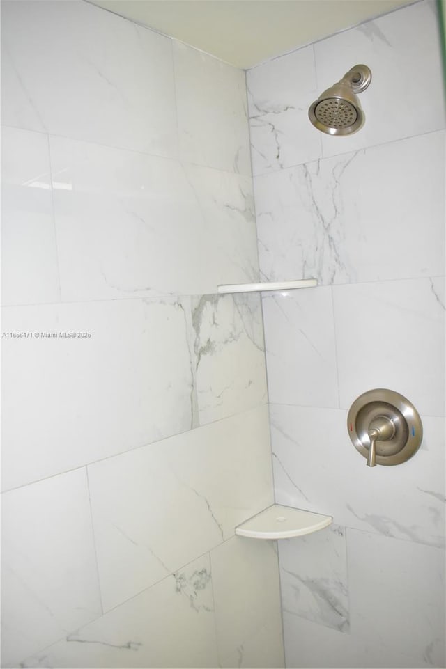 bathroom featuring tiled shower