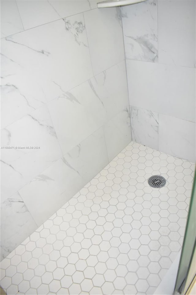 bathroom featuring a tile shower