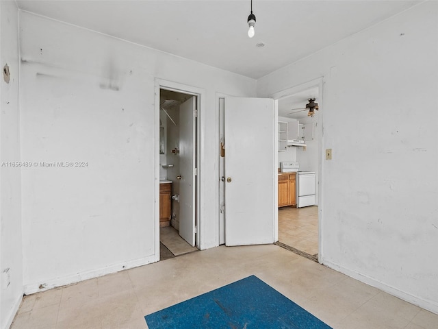 empty room featuring baseboards