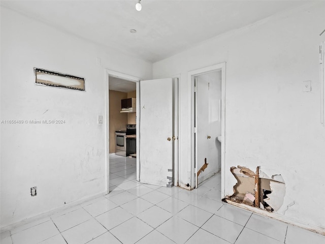 spare room featuring light tile patterned floors