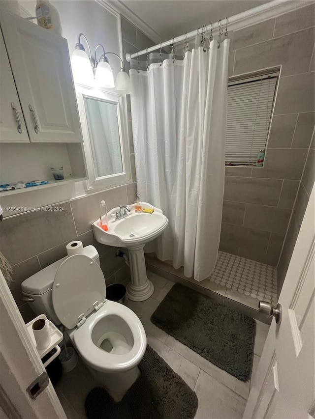 bathroom featuring tasteful backsplash, tile walls, ornamental molding, curtained shower, and toilet