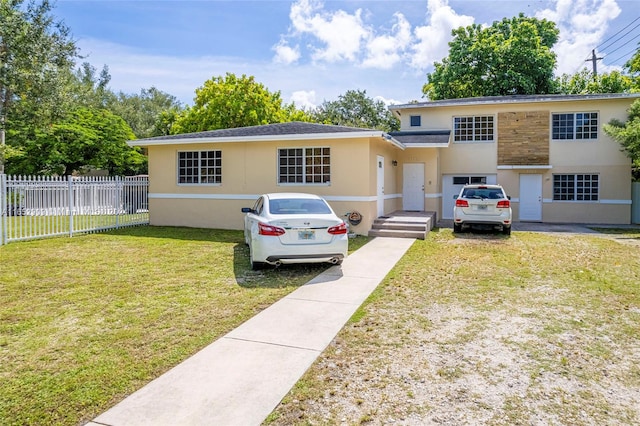 view of front of property featuring a front lawn