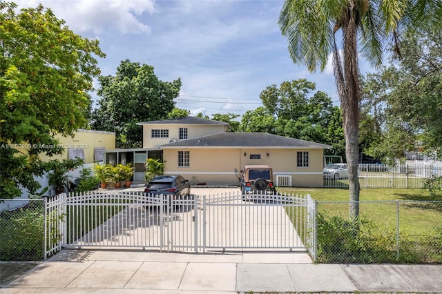 view of front of property featuring a front yard