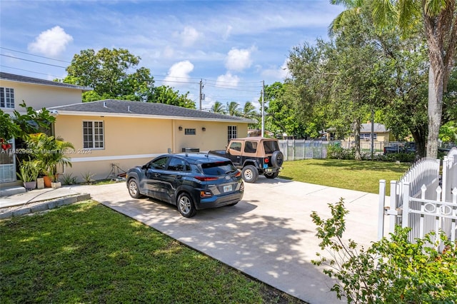 view of front of property with a front yard