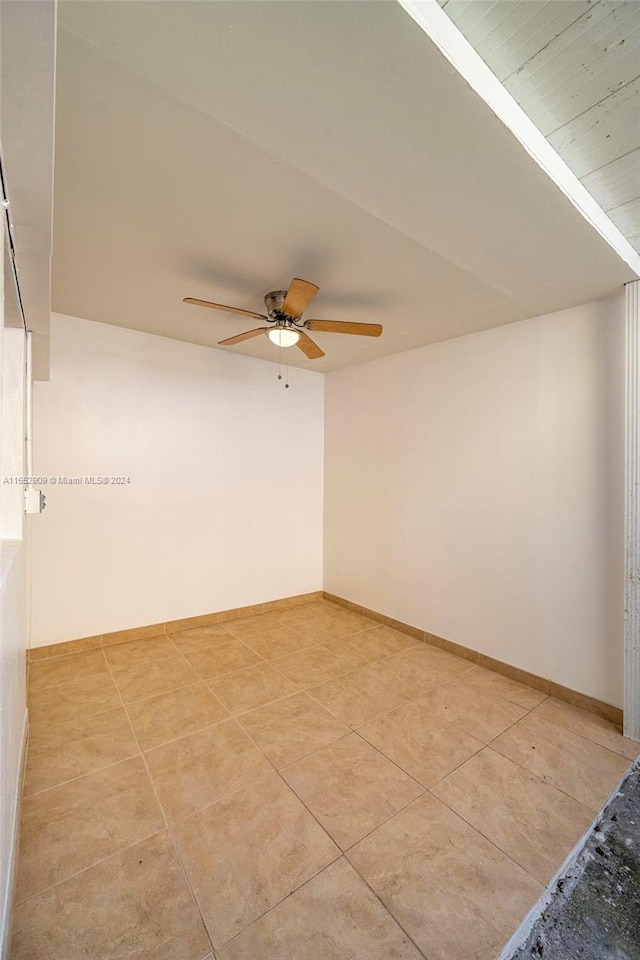 unfurnished room featuring ceiling fan and light tile patterned floors