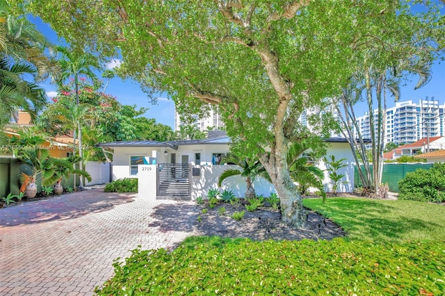 view of front of property with a front yard