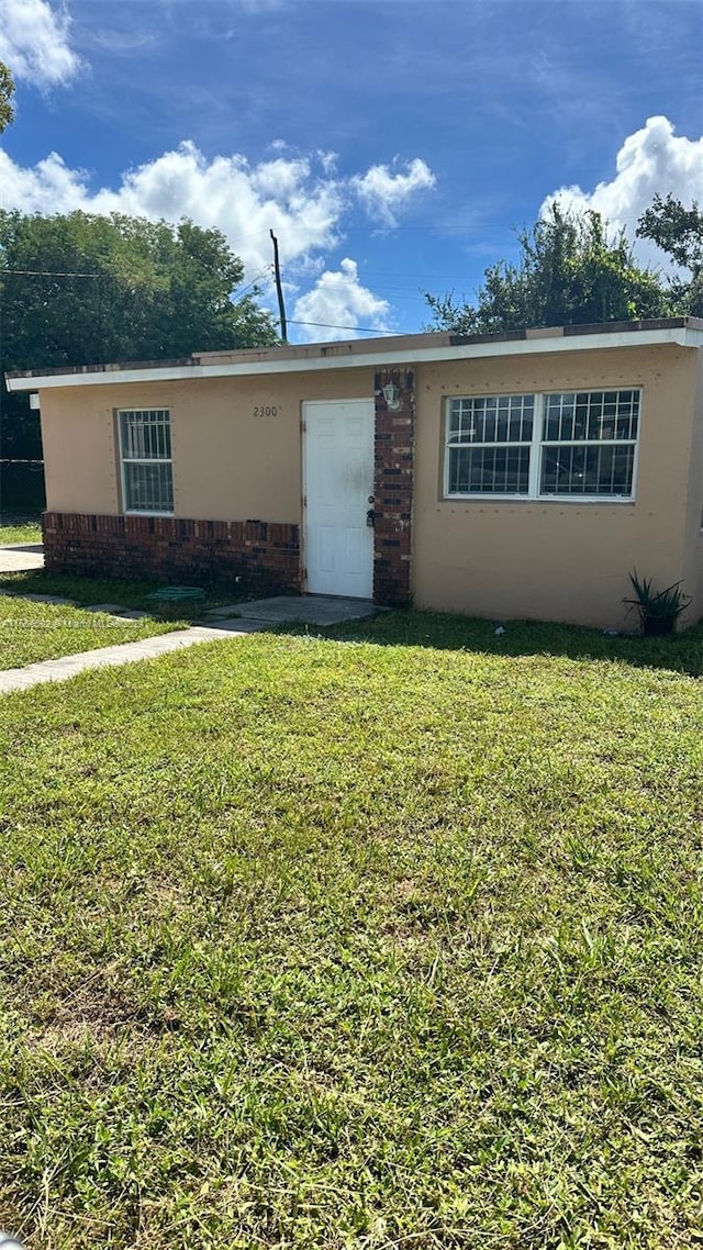 ranch-style home with a front yard