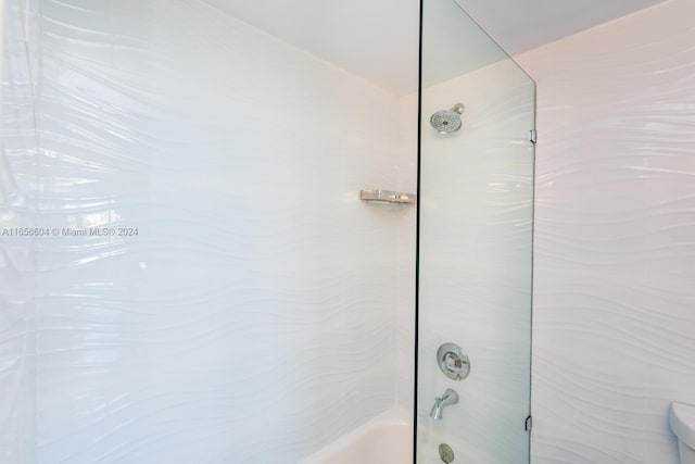 bathroom with tiled shower / bath