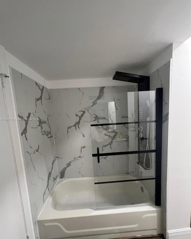 bathroom featuring tiled shower / bath