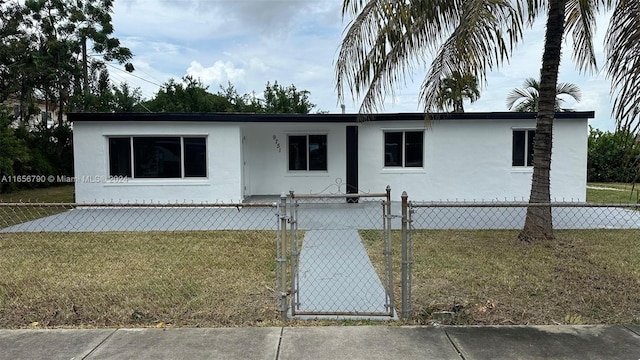 view of front of property featuring a front lawn